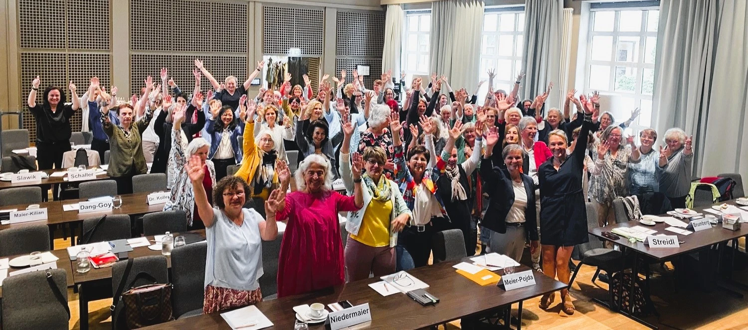 Gruppenfoto des Bayerischen Landesfrauenrates mit hochgehobenen Händen